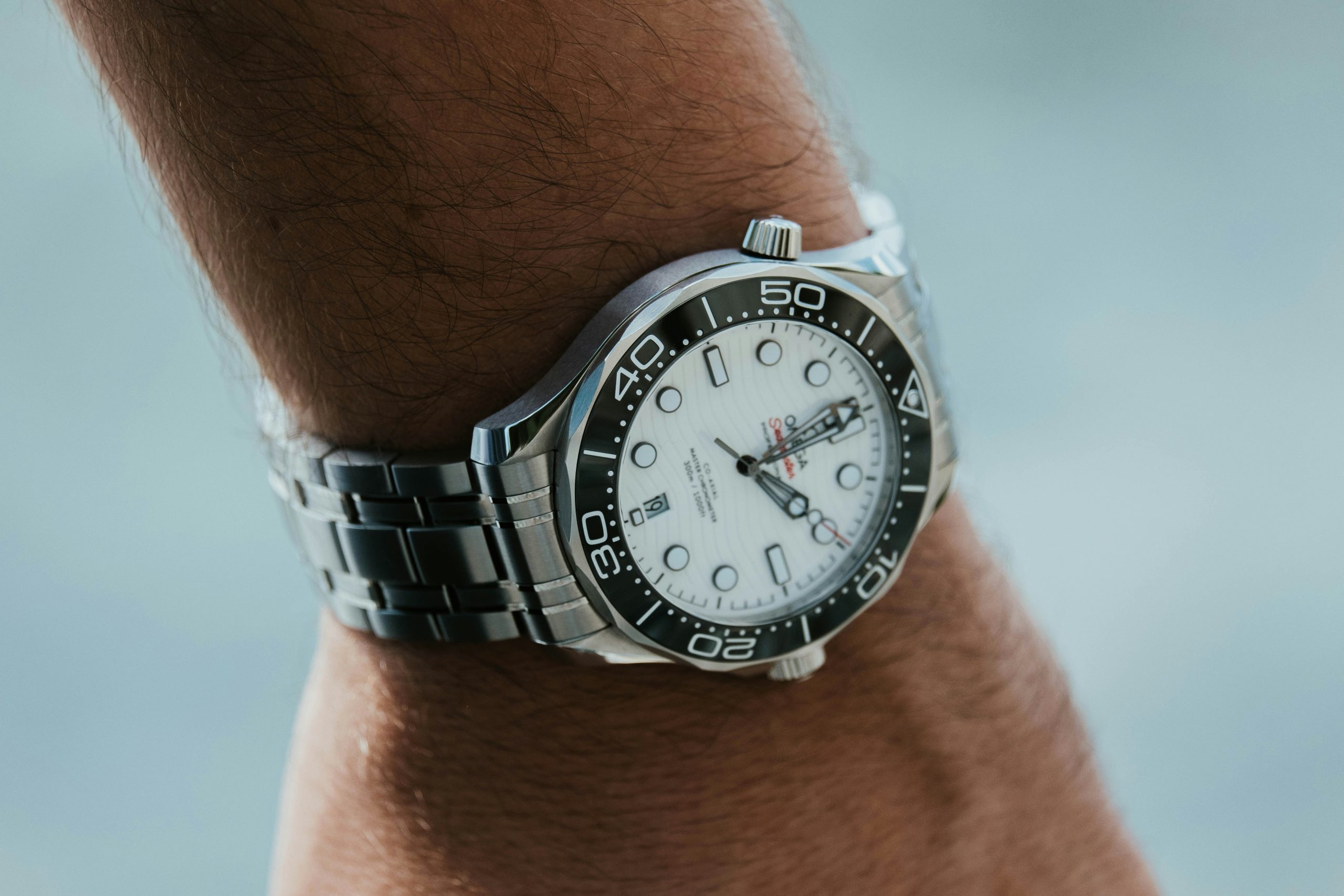 Infographic explaining how barometric sensors in altimeter watches measure air pressure to calculate altitude.