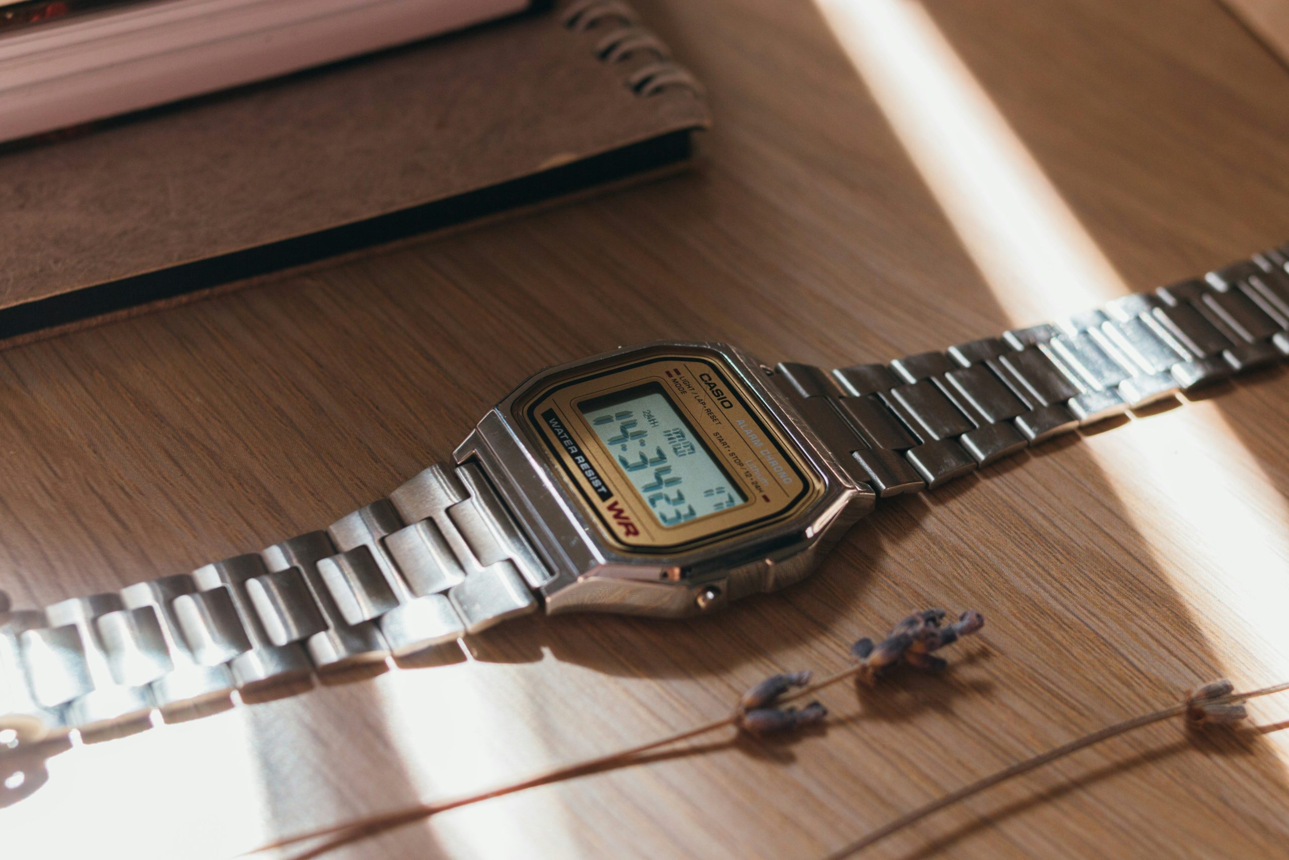 Comparison chart showing different brands and features of watch altimeters side by side