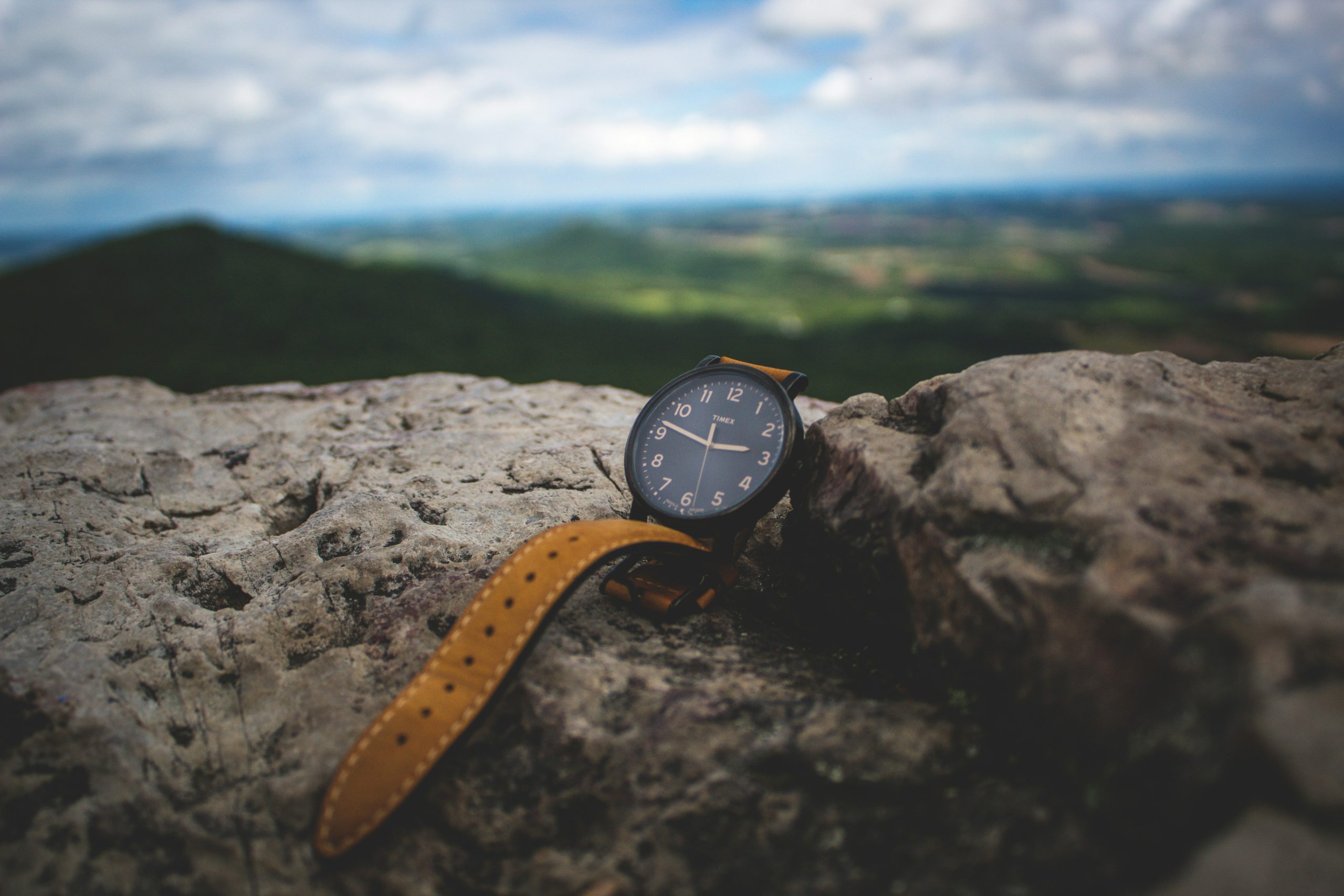 Diagram showing key components of a hiking watch: screen, buttons, sensors