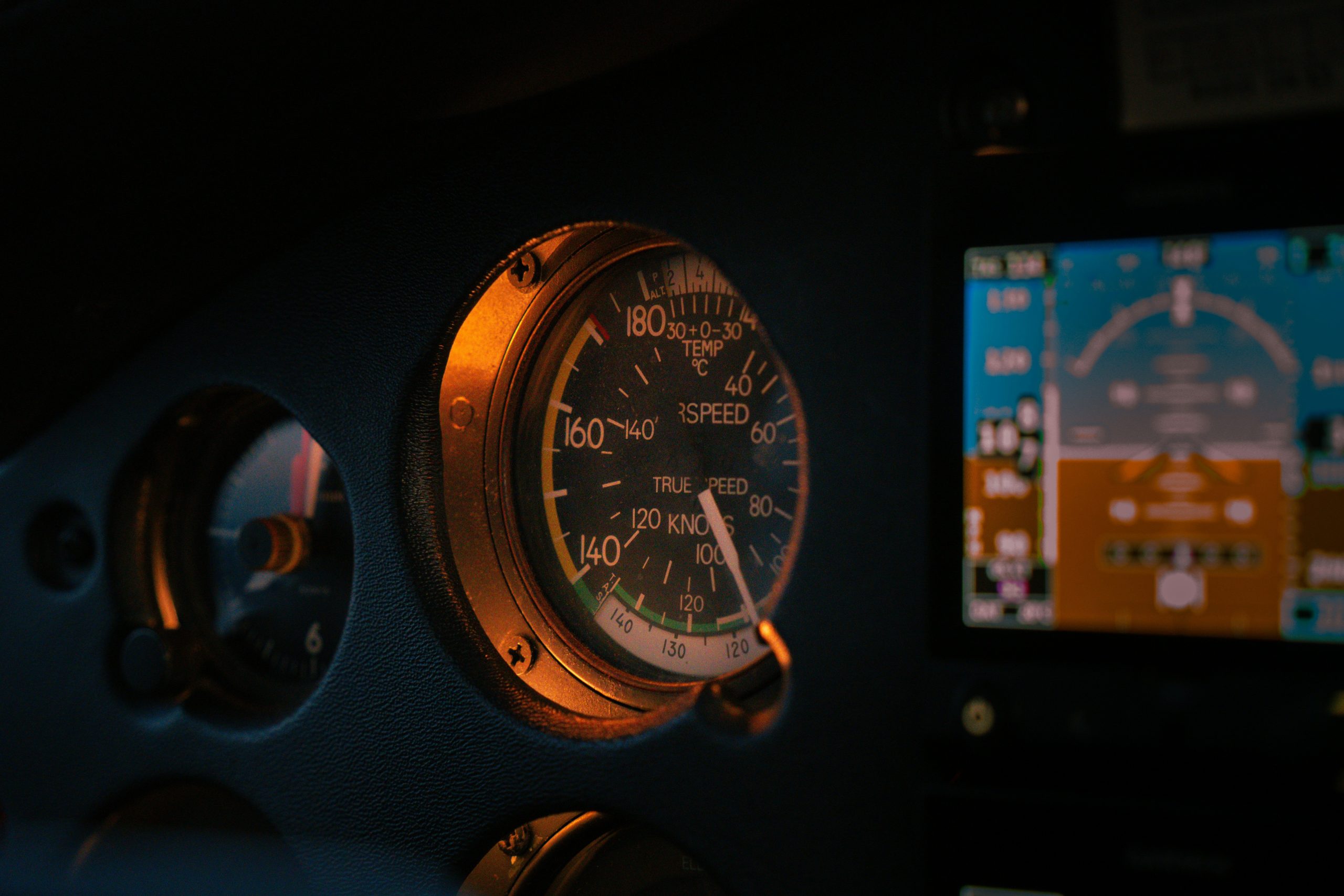 Comparison chart showing different watch altimeters side by side with key specs highlighted.