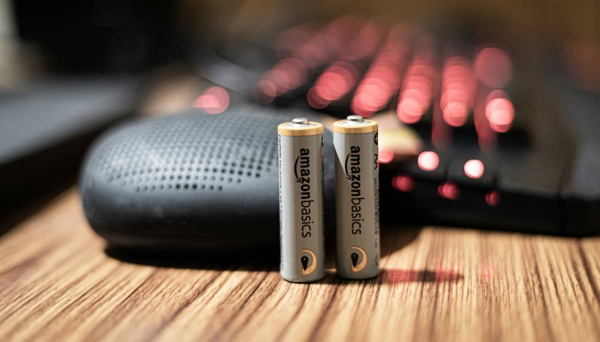 A bar graph comparing battery lives of popular watch altimeters.