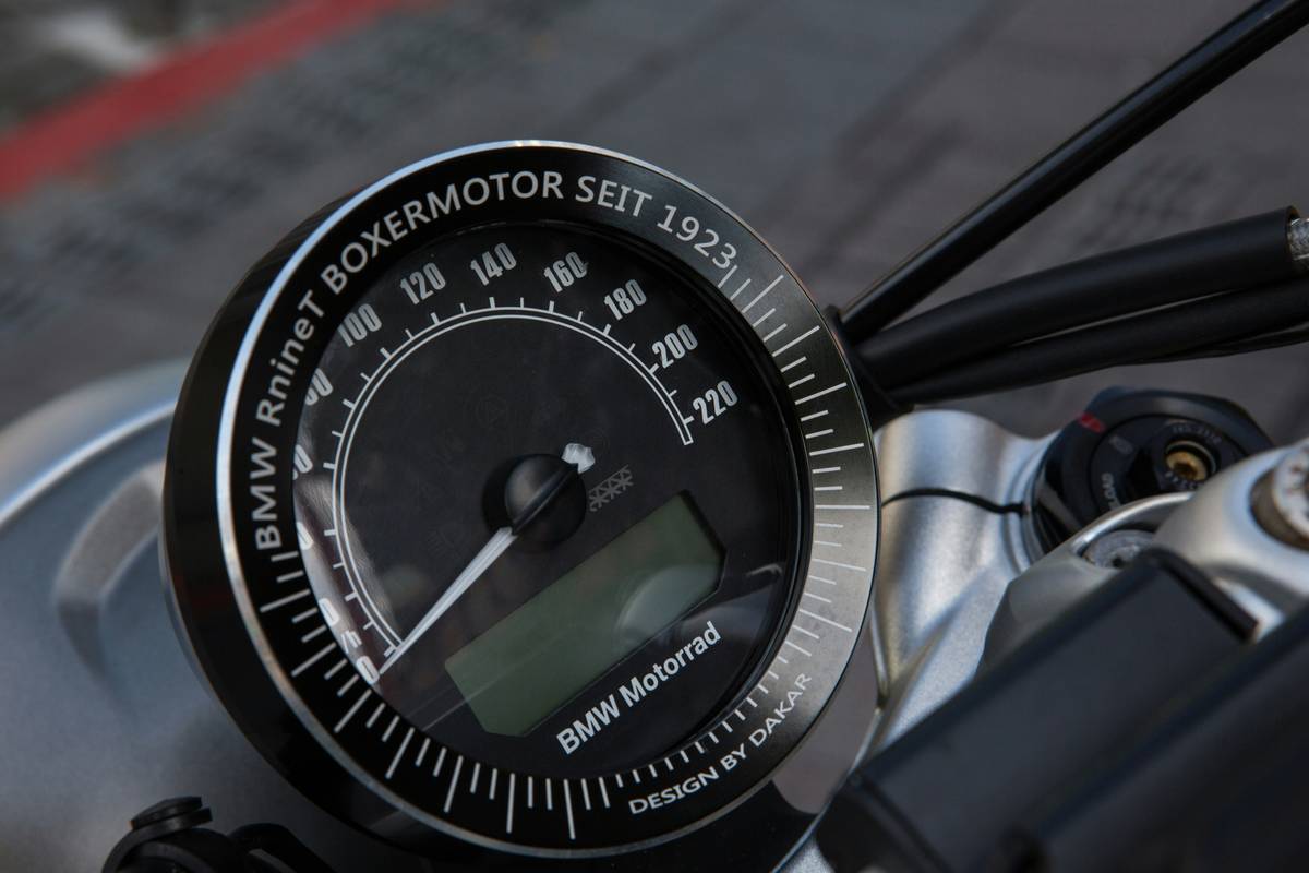 Illustration showing difference between accurate and faulty altimeter readings