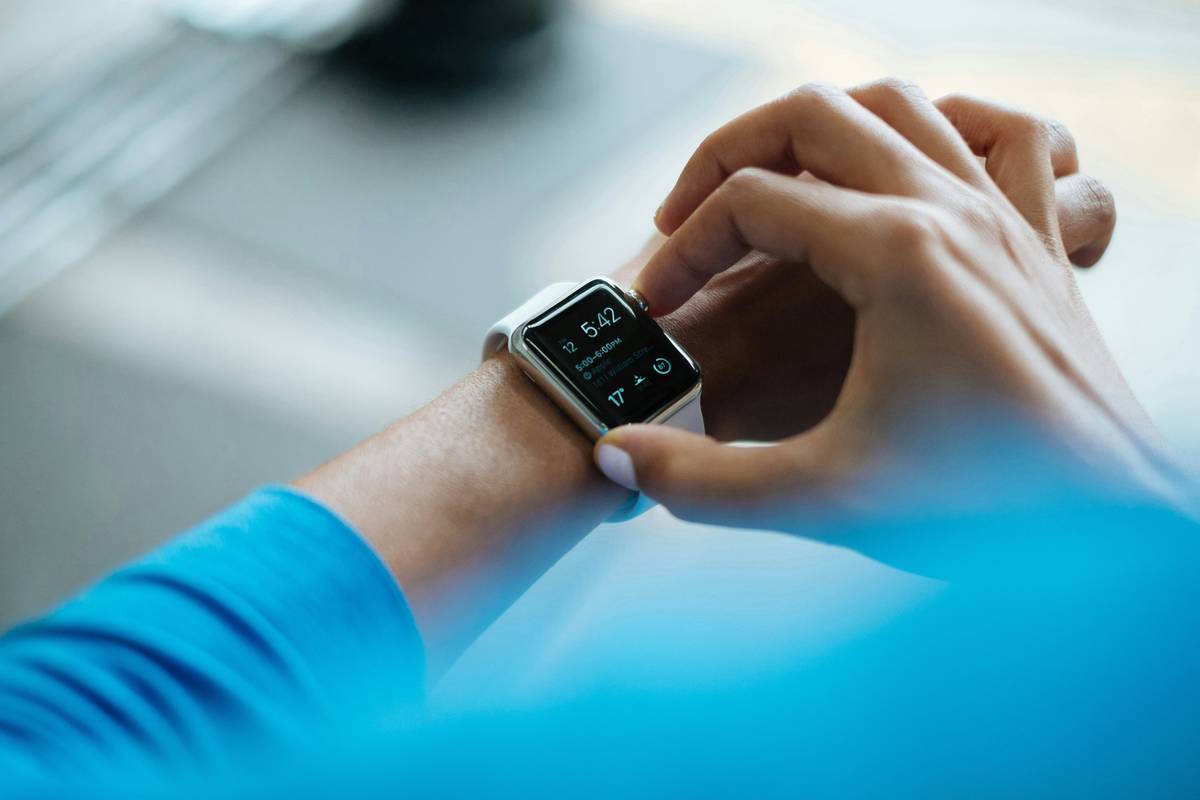 An infographic showing altitude measurement process using watch altimeters.