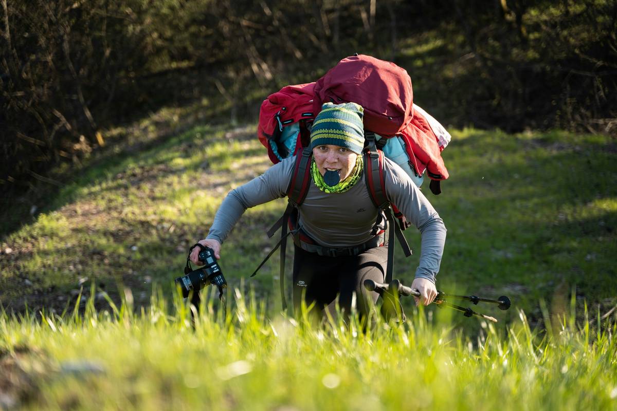 Infographic showing key hiking watch features like GPS, altimeter, and compass.