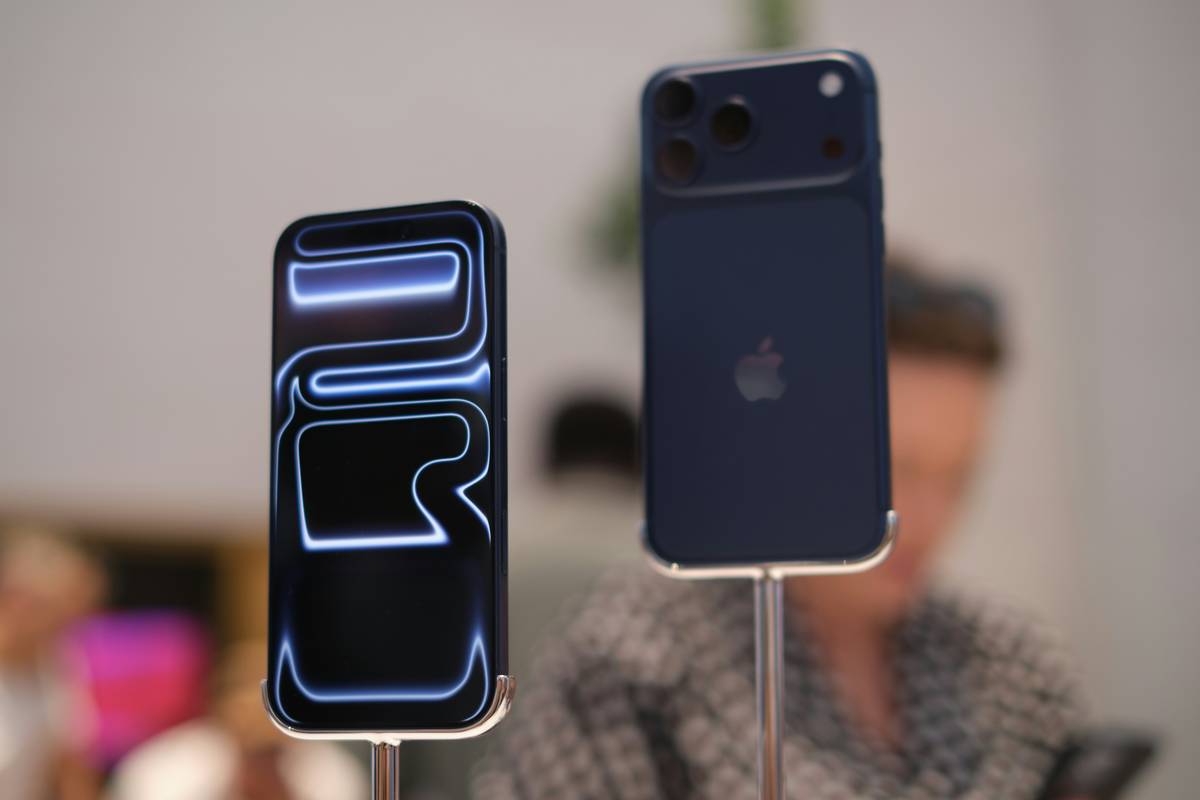 Side-by-side visuals comparing Garmin and Apple watch altimeters' capabilities